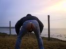 exhibe a la plage avec mon jean fendue et mon string blanc.....
