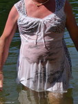 baignade en robe dans un lac en vacances