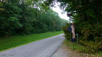 Je me déshabille dans un petit bosquet au bord d’u chemin
