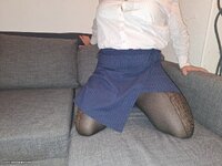 Sur le canapé, cuisse ouverte